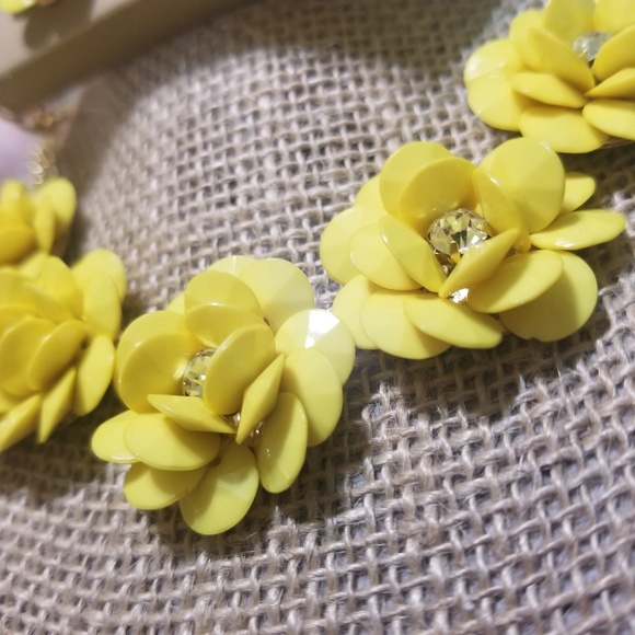 CAROLE Yellow Rose Earring and Necklace - Picture 4 of 8
